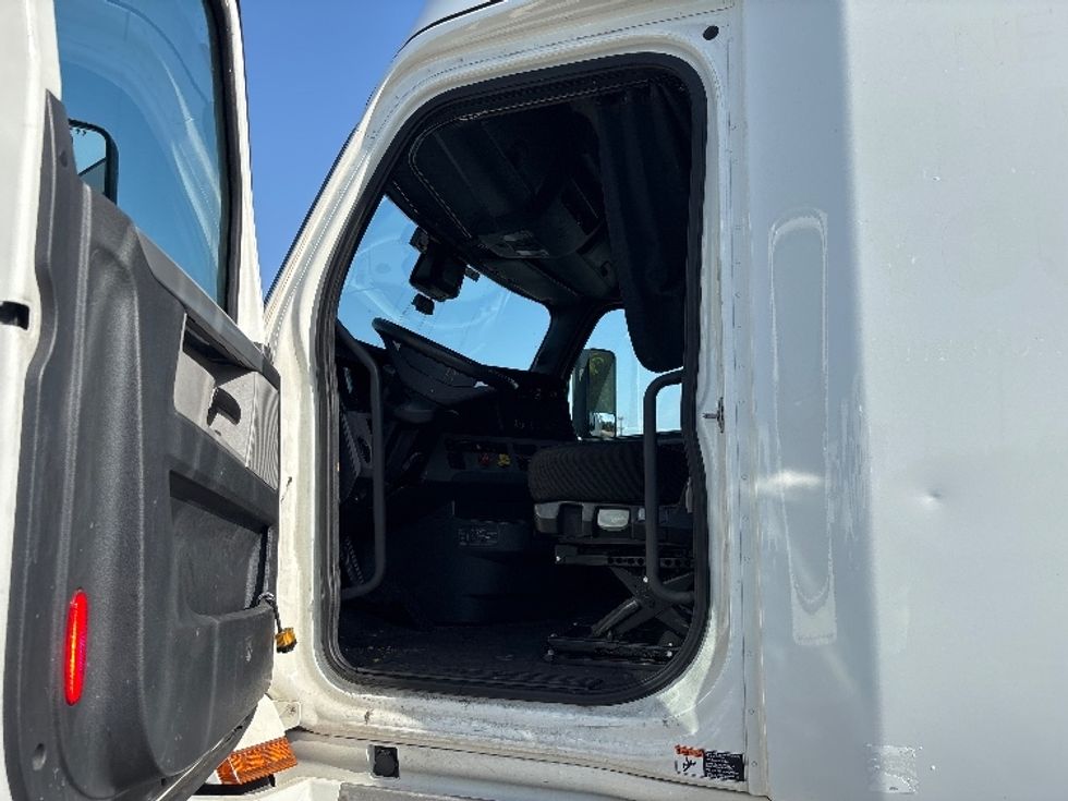 Sleeper Tractor-Heavy Duty Tractors-Freightliner-2021-T12664ST-Fontana-CA-426,210\n\t\tmiles-$ 73,750 - Image 9