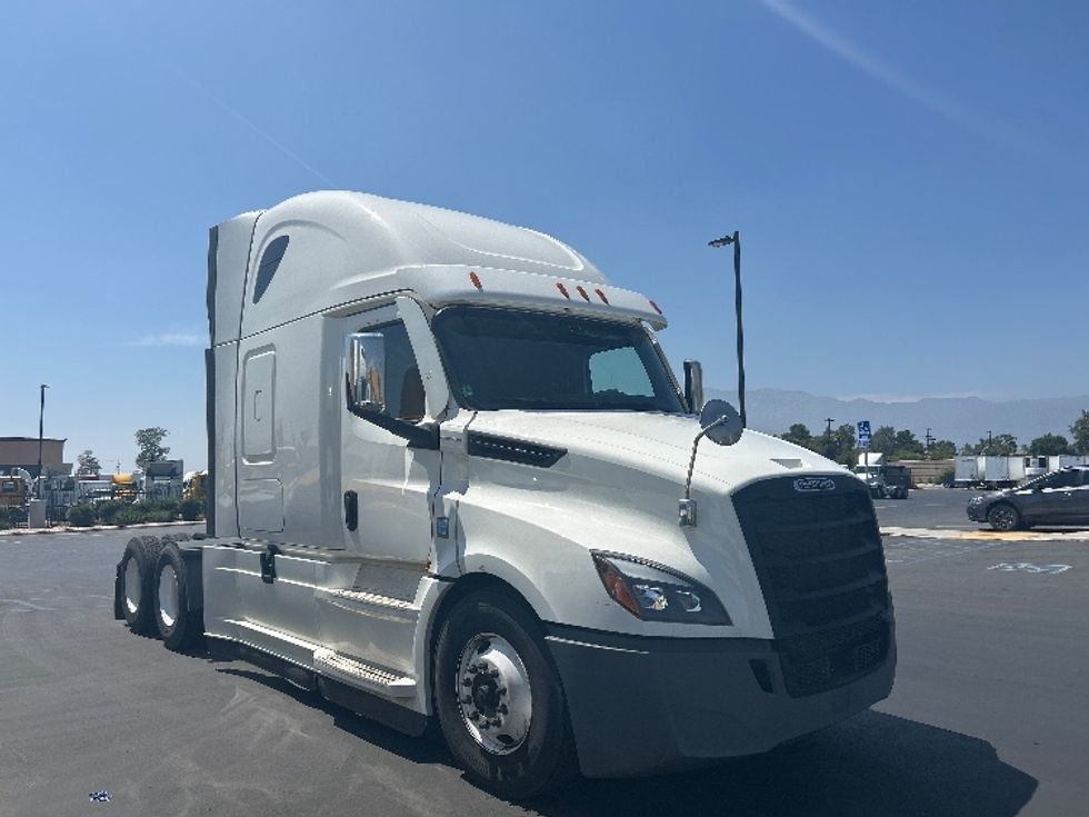 Sleeper Tractor-Heavy Duty Tractors-Freightliner-2021-T12664ST-Fontana-CA-525,309\n\t\tmiles-$ 68,000 - Image 1