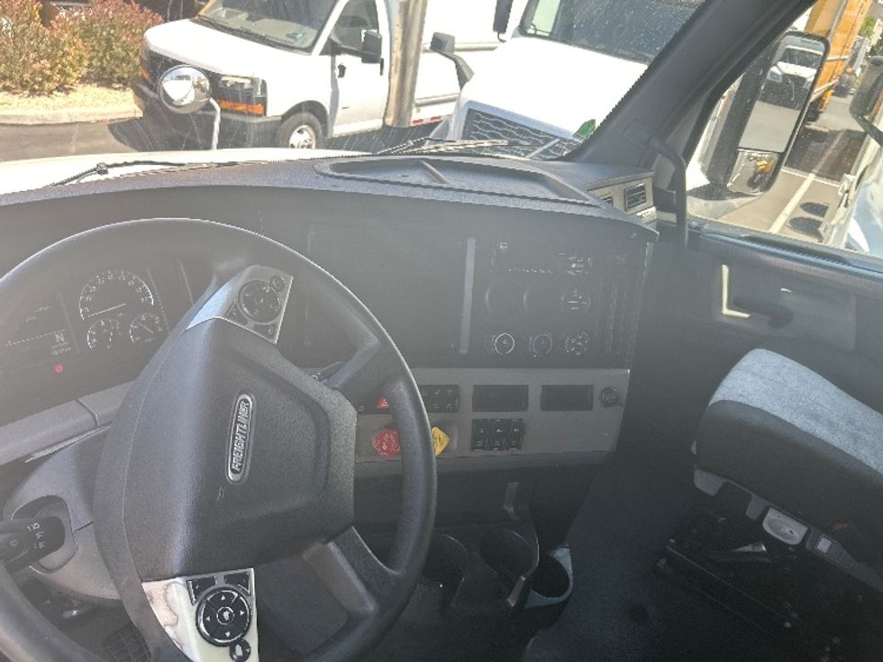 Sleeper Tractor-Heavy Duty Tractors-Freightliner-2021-T12664ST-Fontana-CA-525,309\n\t\tmiles-$ 68,000 - Image 10