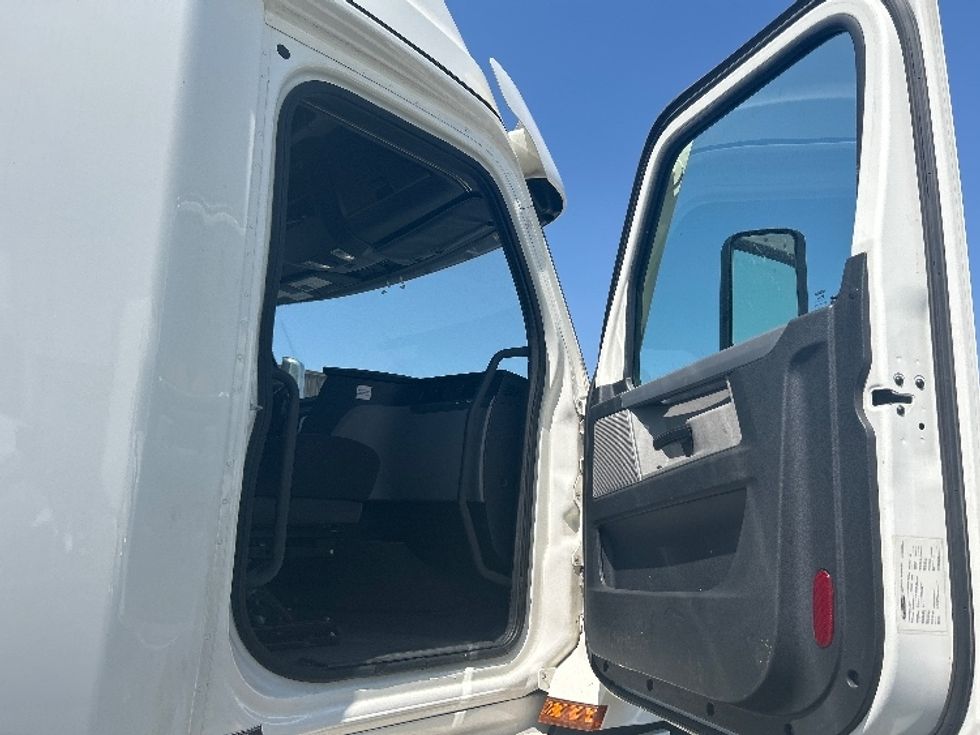 Sleeper Tractor-Heavy Duty Tractors-Freightliner-2021-T12664ST-Fontana-CA-525,309\n\t\tmiles-$ 68,000 - Image 13