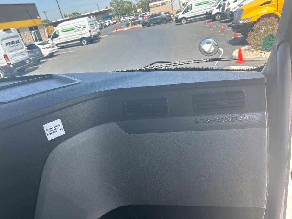 Sleeper Tractor-Heavy Duty Tractors-Freightliner-2021-T12664ST-Fontana-CA-525,309\n\t\tmiles-$ 68,000 - Image 14