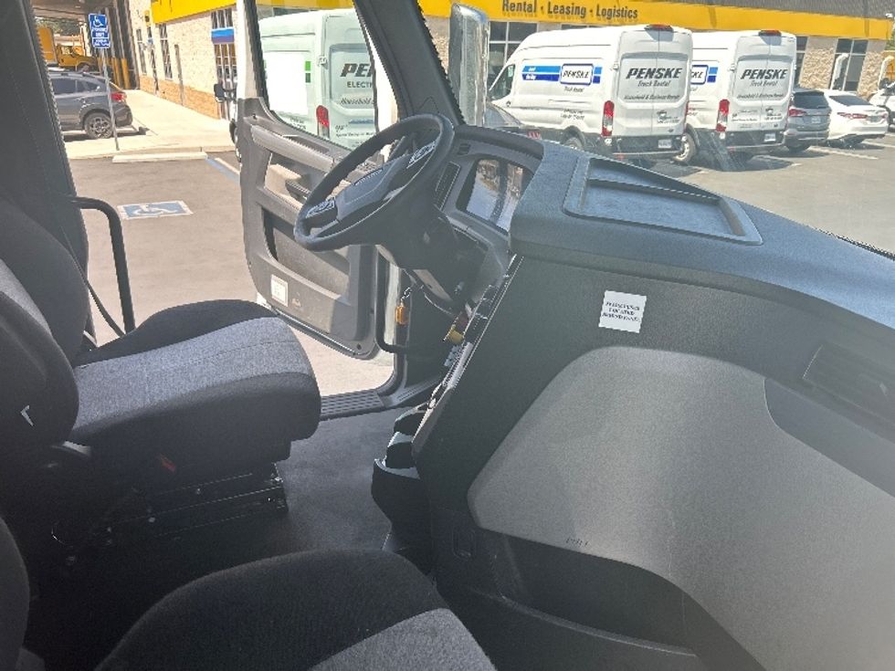 Sleeper Tractor-Heavy Duty Tractors-Freightliner-2021-T12664ST-Fontana-CA-525,309\n\t\tmiles-$ 68,000 - Image 15