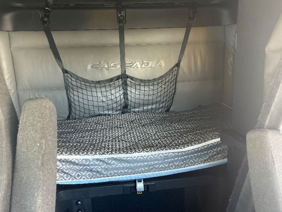 Sleeper Tractor-Heavy Duty Tractors-Freightliner-2021-T12664ST-Fontana-CA-525,309\n\t\tmiles-$ 68,000 - Image 16