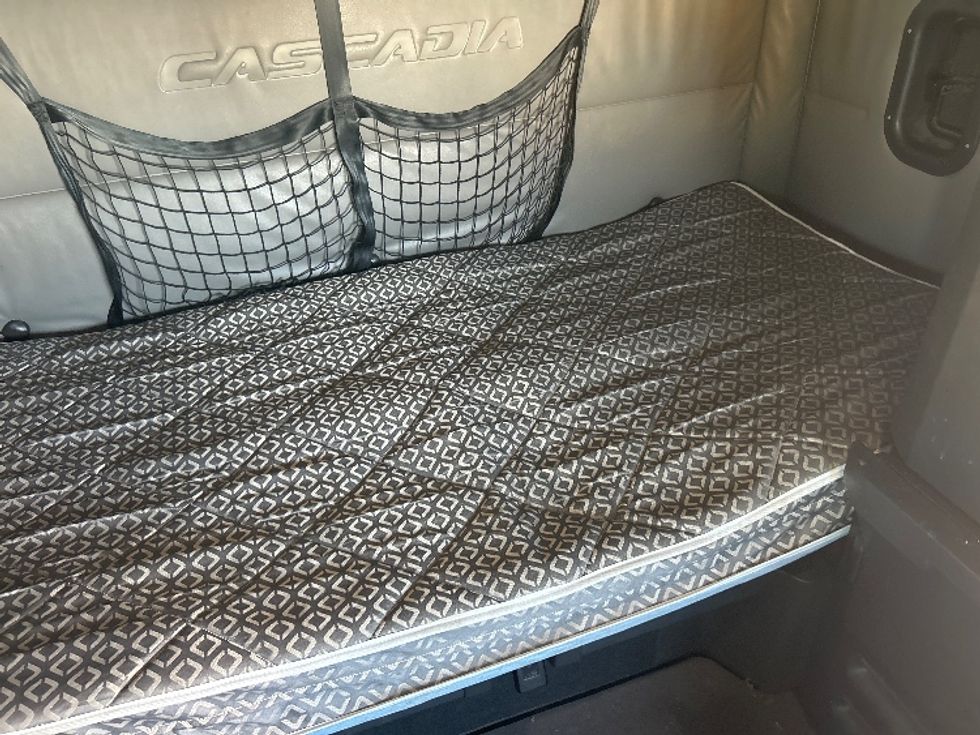 Sleeper Tractor-Heavy Duty Tractors-Freightliner-2021-T12664ST-Fontana-CA-525,309\n\t\tmiles-$ 68,000 - Image 17