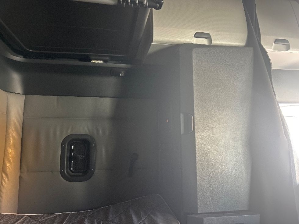 Sleeper Tractor-Heavy Duty Tractors-Freightliner-2021-T12664ST-Fontana-CA-525,309\n\t\tmiles-$ 68,000 - Image 18