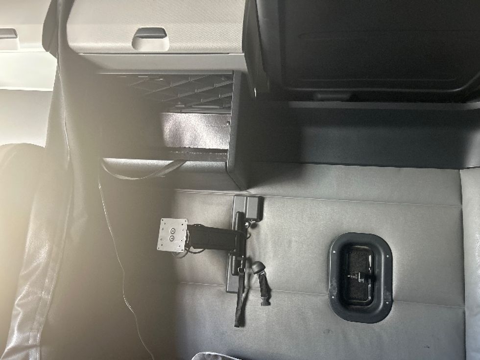 Sleeper Tractor-Heavy Duty Tractors-Freightliner-2021-T12664ST-Fontana-CA-525,309\n\t\tmiles-$ 68,000 - Image 19