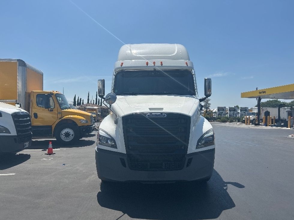 Sleeper Tractor-Heavy Duty Tractors-Freightliner-2021-T12664ST-Fontana-CA-525,309\n\t\tmiles-$ 68,000 - Image 2