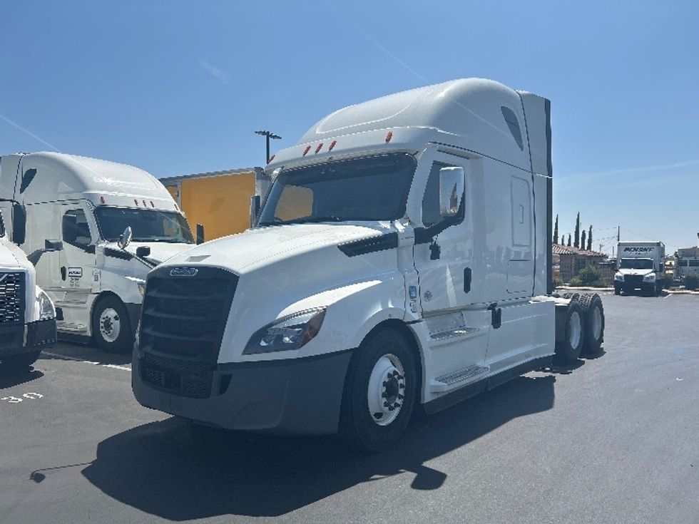 Sleeper Tractor-Heavy Duty Tractors-Freightliner-2021-T12664ST-Fontana-CA-525,309\n\t\tmiles-$ 68,000 - Image 3