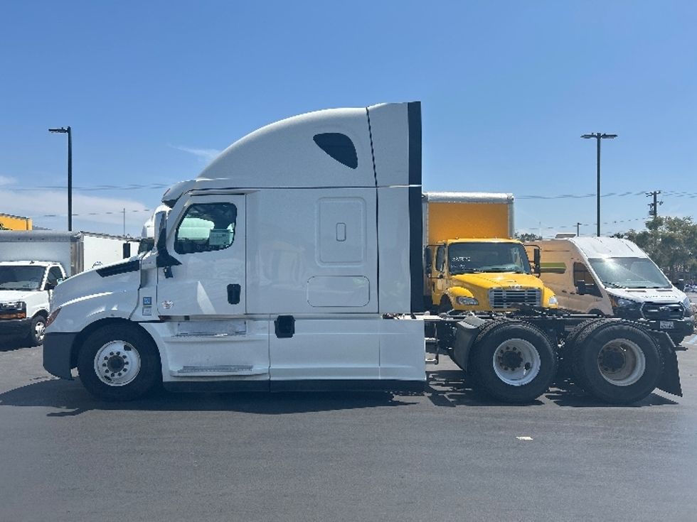 Sleeper Tractor-Heavy Duty Tractors-Freightliner-2021-T12664ST-Fontana-CA-525,309\n\t\tmiles-$ 68,000 - Image 4