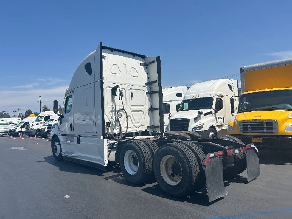 Sleeper Tractor-Heavy Duty Tractors-Freightliner-2021-T12664ST-Fontana-CA-525,309\n\t\tmiles-$ 68,000 - Image 5