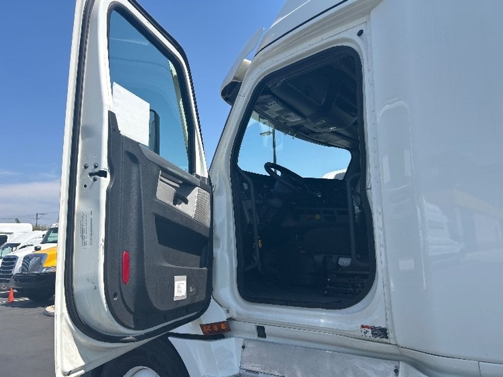 Sleeper Tractor-Heavy Duty Tractors-Freightliner-2021-T12664ST-Fontana-CA-525,309\n\t\tmiles-$ 68,000 - Image 9