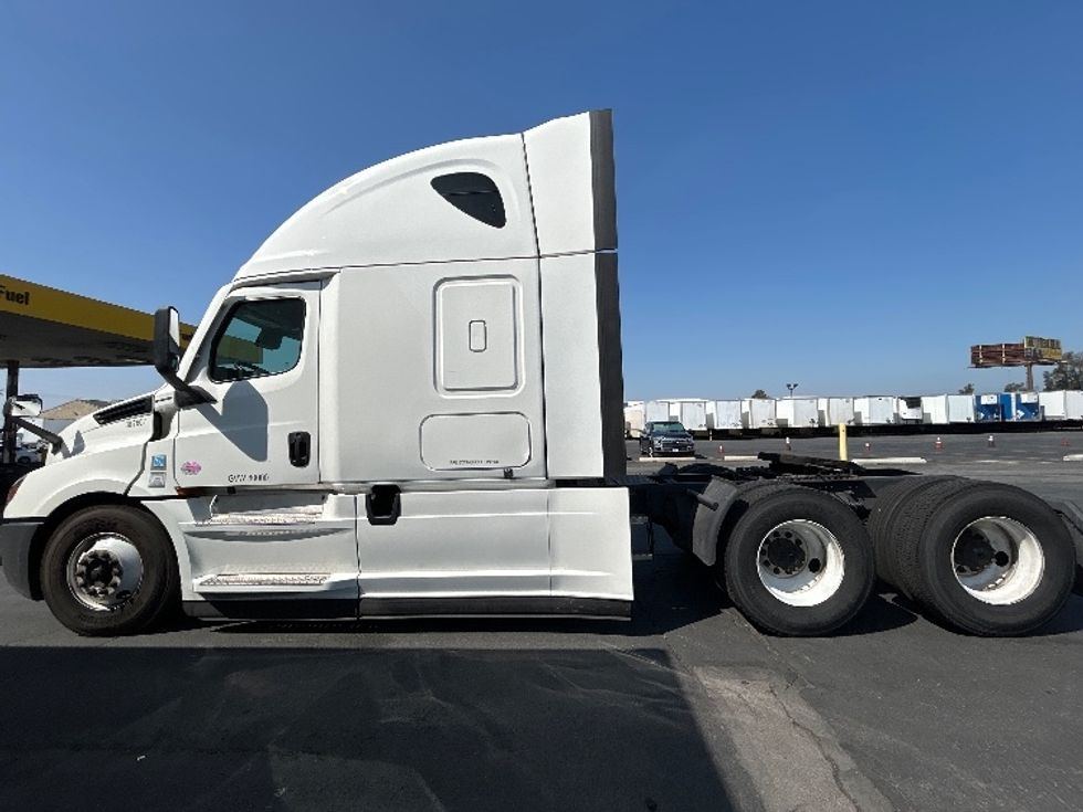 2021 Freightliner Cascadia 126" Sleeper Cab photo 4