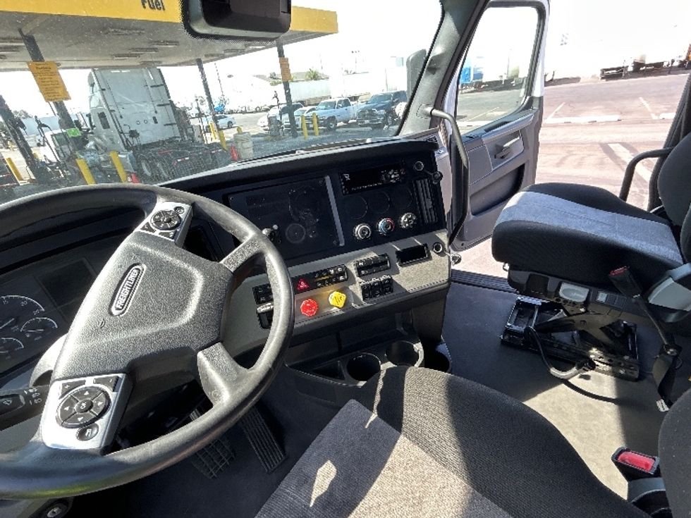 Sleeper Tractor-Heavy Duty Tractors-Freightliner-2021-T12664ST-Fontana-CA-597,845\n\t\tmiles-$ 62,500 - Image 10
