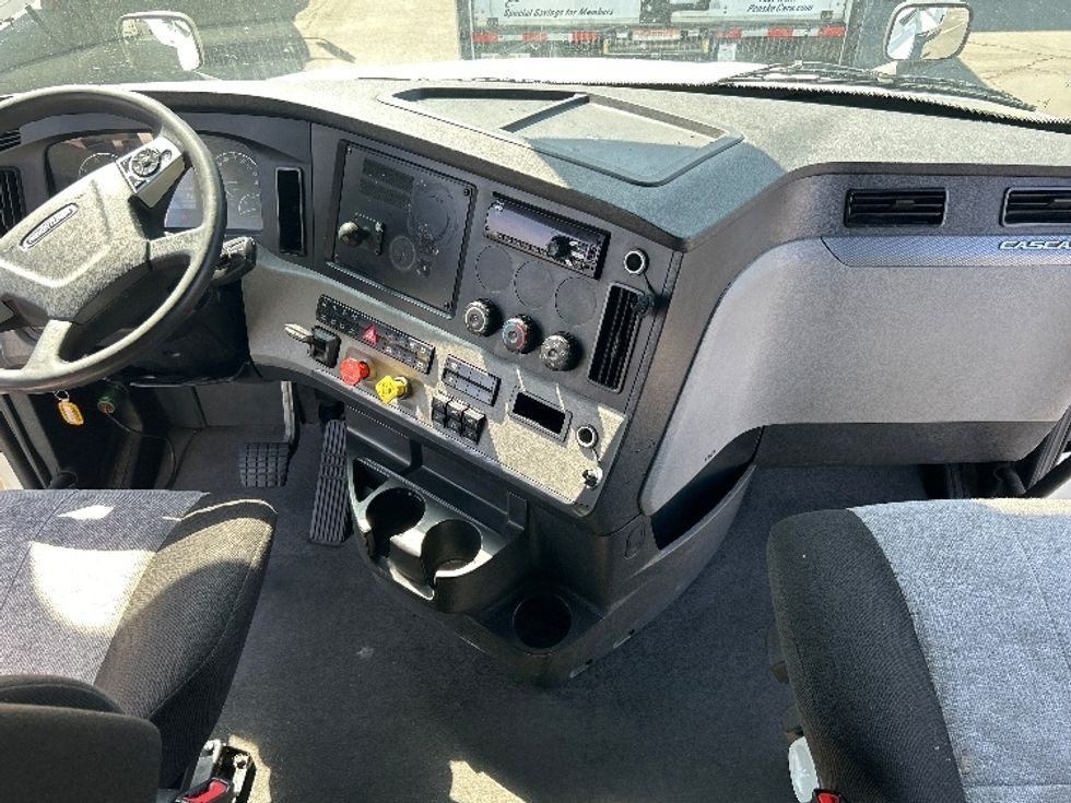 Sleeper Tractor-Heavy Duty Tractors-Freightliner-2021-T12664ST-Fontana-CA-597,845\n\t\tmiles-$ 62,500 - Image 12