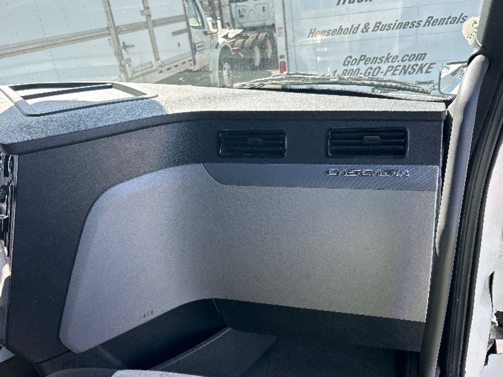 Sleeper Tractor-Heavy Duty Tractors-Freightliner-2021-T12664ST-Fontana-CA-597,845\n\t\tmiles-$ 62,500 - Image 14