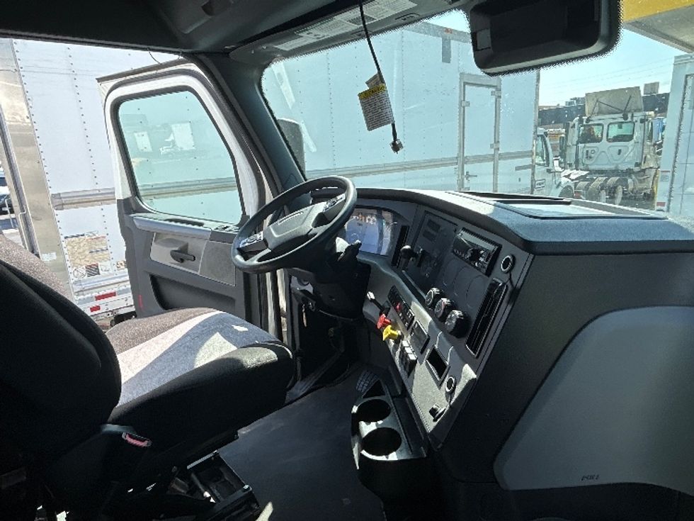 Sleeper Tractor-Heavy Duty Tractors-Freightliner-2021-T12664ST-Fontana-CA-597,845\n\t\tmiles-$ 62,500 - Image 15