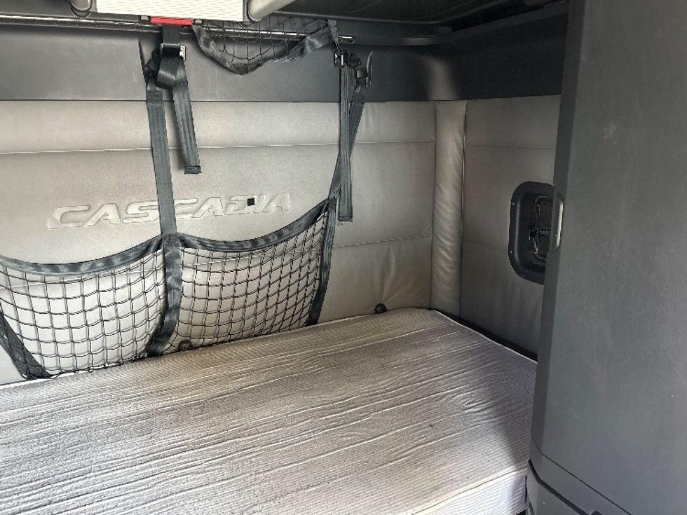 Sleeper Tractor-Heavy Duty Tractors-Freightliner-2021-T12664ST-Fontana-CA-597,845\n\t\tmiles-$ 62,500 - Image 17