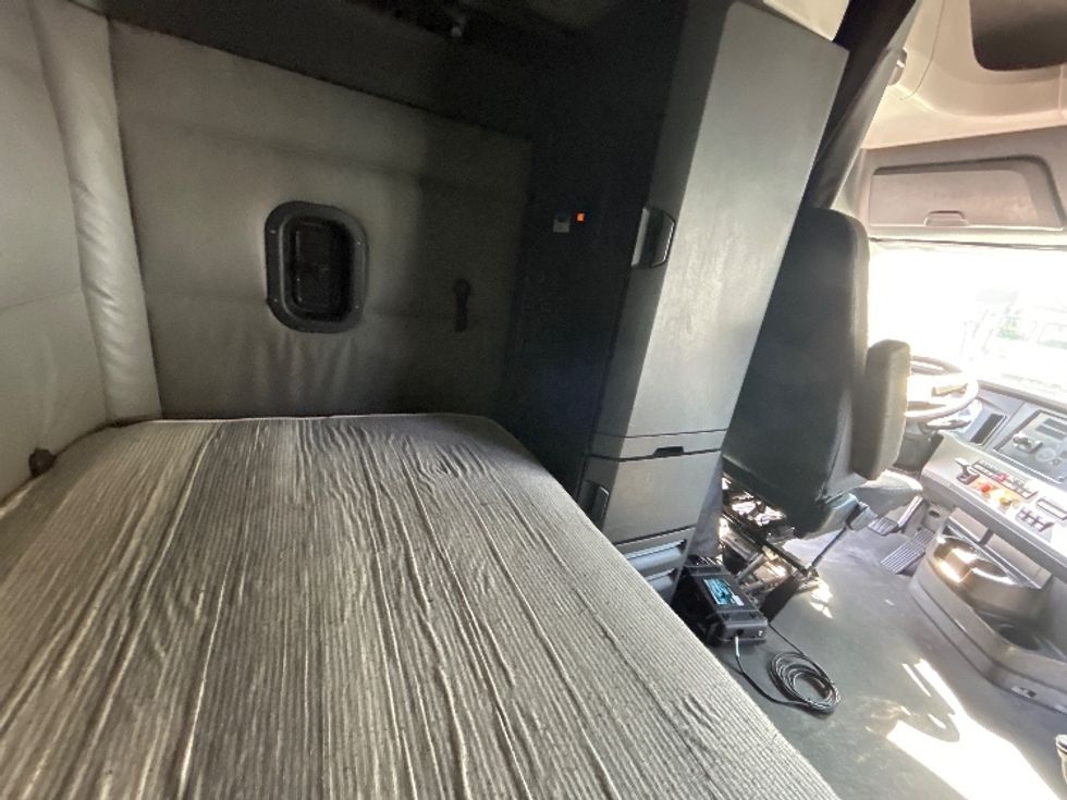 Sleeper Tractor-Heavy Duty Tractors-Freightliner-2021-T12664ST-Fontana-CA-597,845\n\t\tmiles-$ 62,500 - Image 18