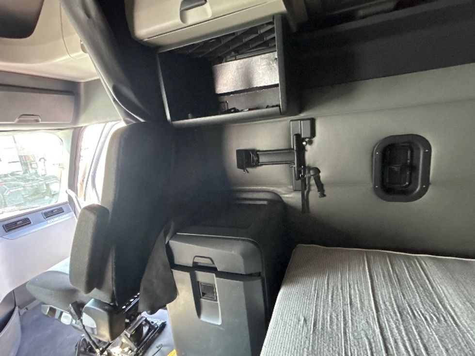 Sleeper Tractor-Heavy Duty Tractors-Freightliner-2021-T12664ST-Fontana-CA-597,845\n\t\tmiles-$ 62,500 - Image 19