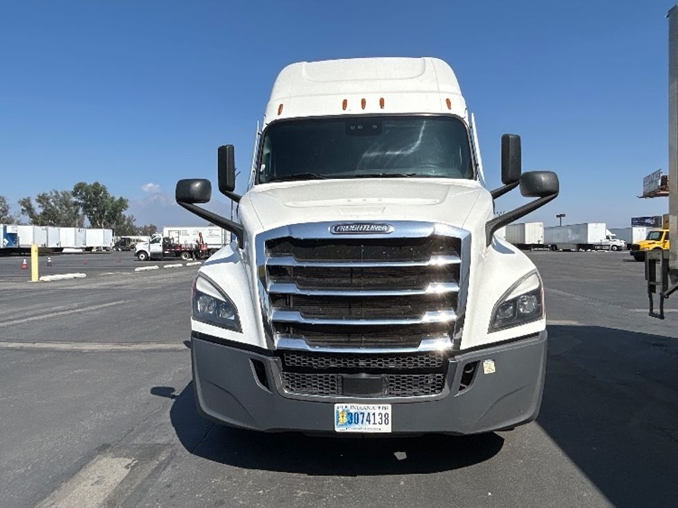 Sleeper Tractor-Heavy Duty Tractors-Freightliner-2021-T12664ST-Fontana-CA-597,845\n\t\tmiles-$ 62,500 - Image 2