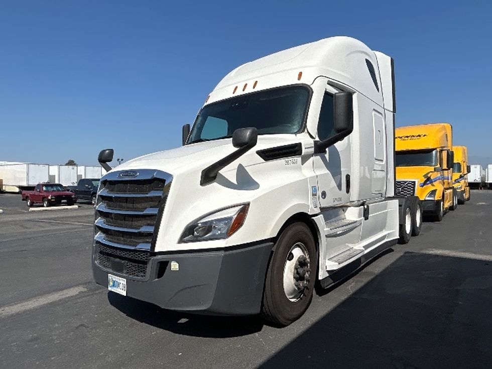 Sleeper Tractor-Heavy Duty Tractors-Freightliner-2021-T12664ST-Fontana-CA-597,845\n\t\tmiles-$ 62,500 - Image 3