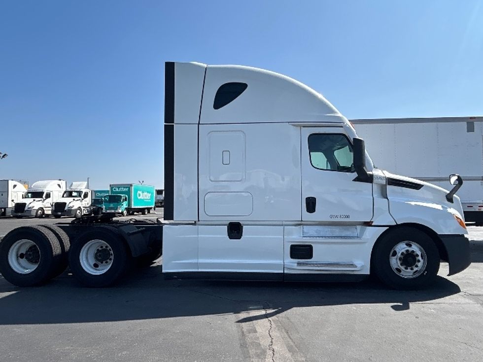 Sleeper Tractor-Heavy Duty Tractors-Freightliner-2021-T12664ST-Fontana-CA-597,845\n\t\tmiles-$ 62,500 - Image 8