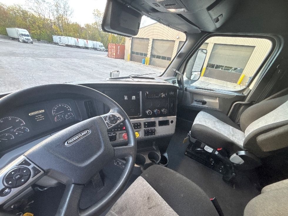 Sleeper Tractor-Heavy Duty Tractors-Freightliner-2021-T12664ST-Fort Wayne-IN-459,046\n\t\tmiles-$ 67,000 - Image 10