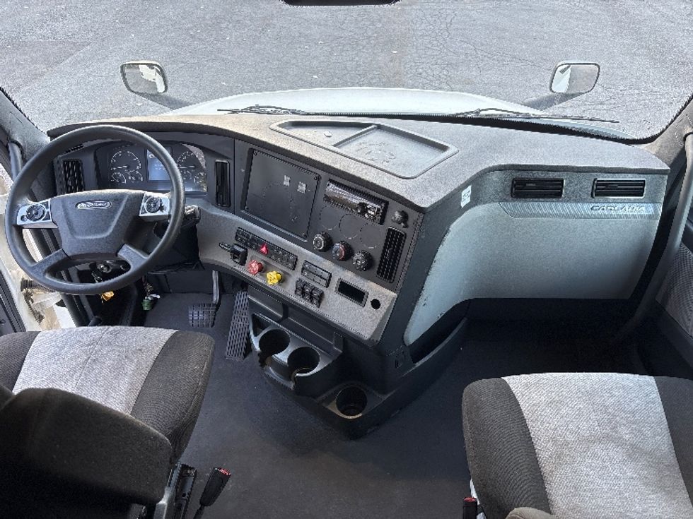 Sleeper Tractor-Heavy Duty Tractors-Freightliner-2021-T12664ST-Fort Wayne-IN-459,046\n\t\tmiles-$ 67,000 - Image 12