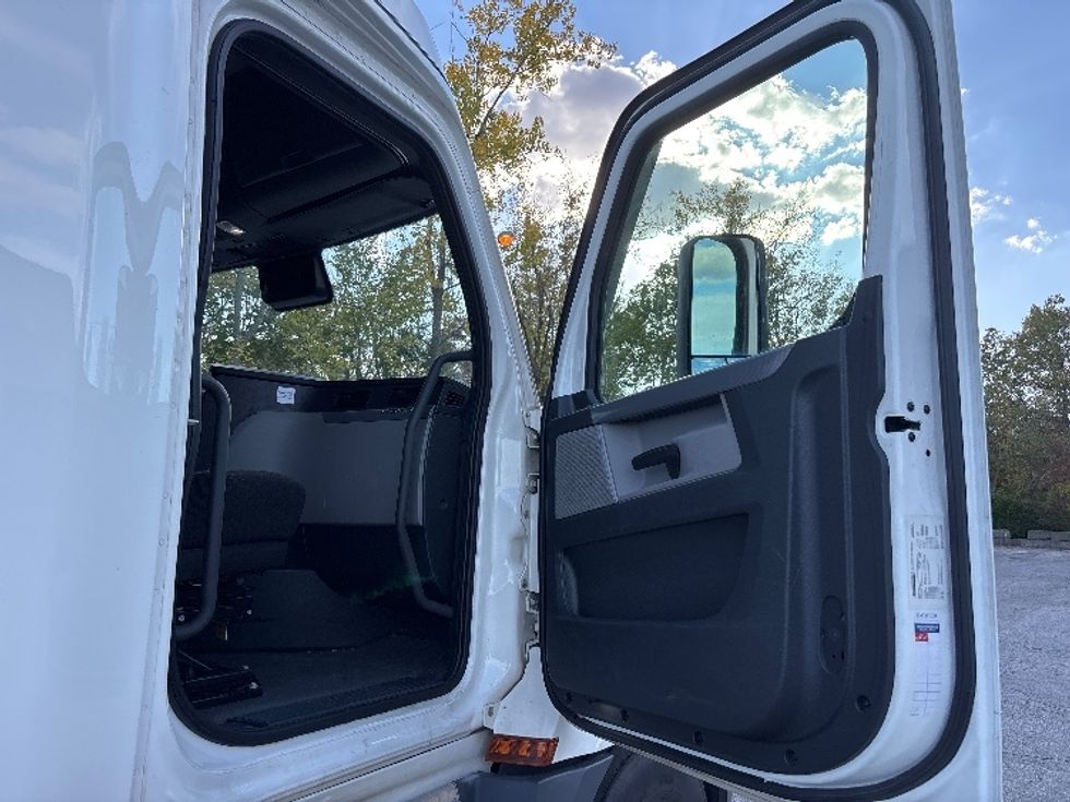 Sleeper Tractor-Heavy Duty Tractors-Freightliner-2021-T12664ST-Fort Wayne-IN-459,046\n\t\tmiles-$ 67,000 - Image 13