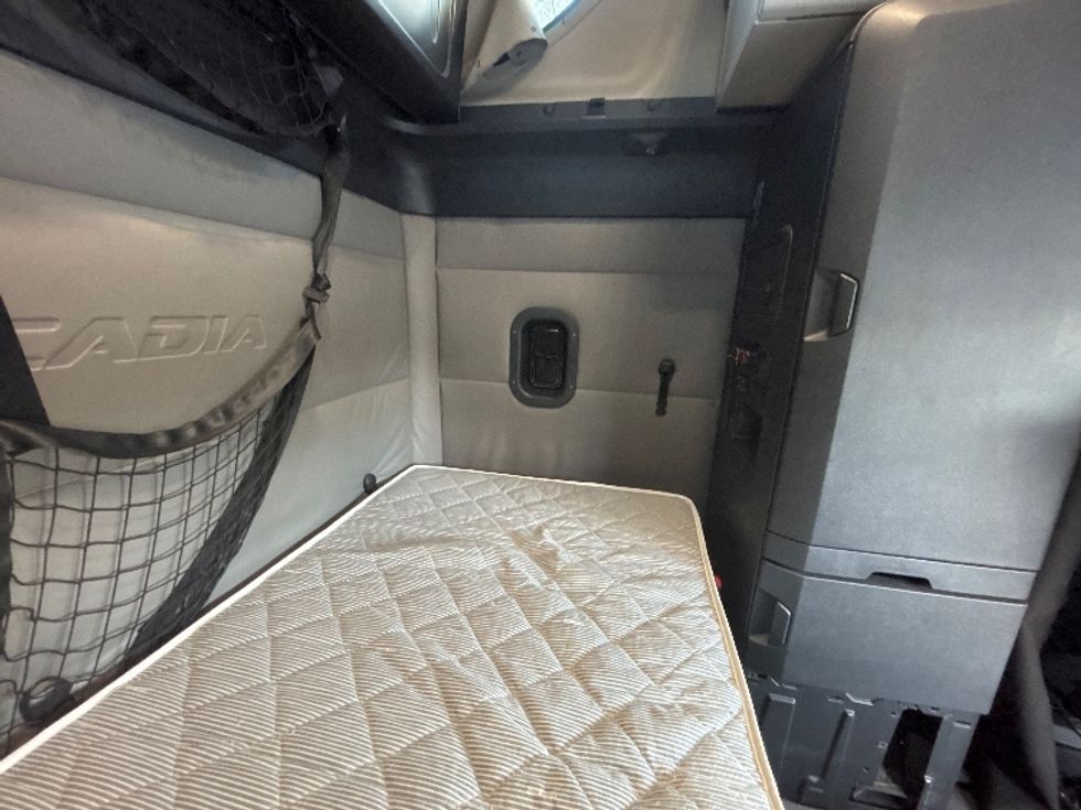 Sleeper Tractor-Heavy Duty Tractors-Freightliner-2021-T12664ST-Fort Wayne-IN-459,046\n\t\tmiles-$ 67,000 - Image 18