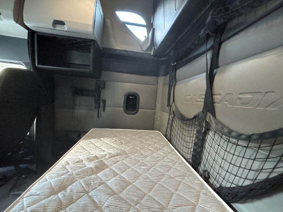 Sleeper Tractor-Heavy Duty Tractors-Freightliner-2021-T12664ST-Fort Wayne-IN-459,046\n\t\tmiles-$ 67,000 - Image 19