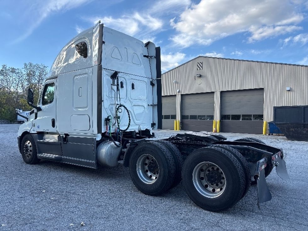 Sleeper Tractor-Heavy Duty Tractors-Freightliner-2021-T12664ST-Fort Wayne-IN-459,046\n\t\tmiles-$ 67,000 - Image 5