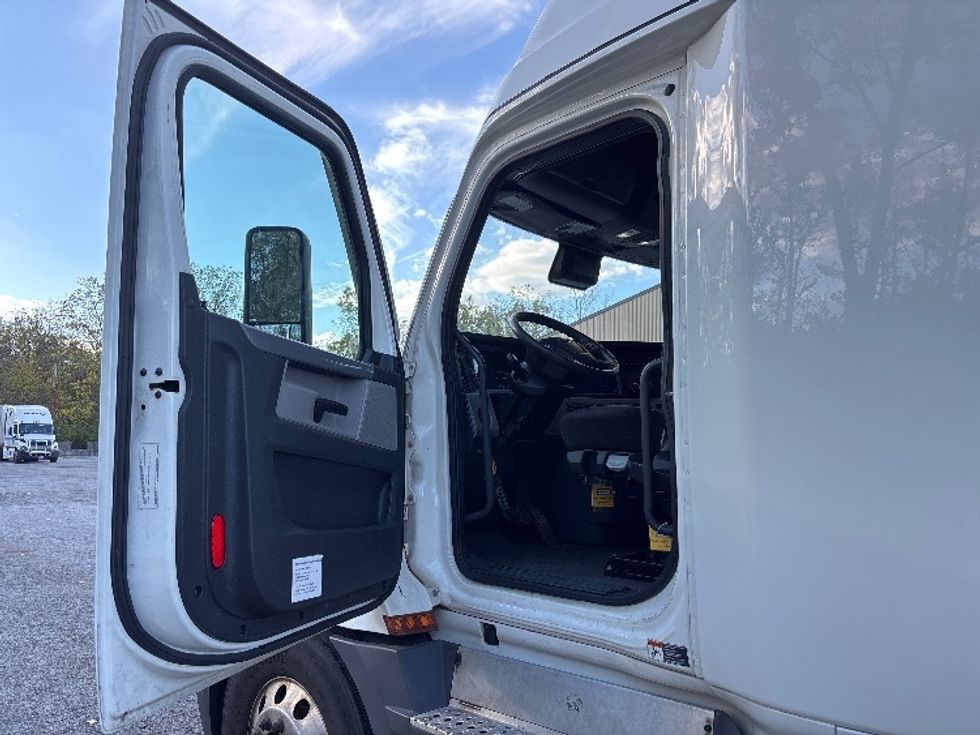 Sleeper Tractor-Heavy Duty Tractors-Freightliner-2021-T12664ST-Fort Wayne-IN-459,046\n\t\tmiles-$ 67,000 - Image 9