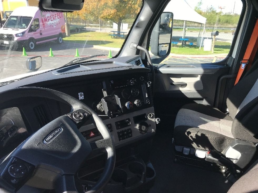 Sleeper Tractor-Heavy Duty Tractors-Freightliner-2021-T12664ST-Fort Wayne-IN-509,184\n\t\tmiles-$ 62,750 - Image 10