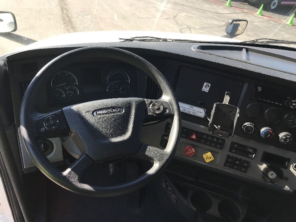 Sleeper Tractor-Heavy Duty Tractors-Freightliner-2021-T12664ST-Fort Wayne-IN-509,184\n\t\tmiles-$ 62,750 - Image 11