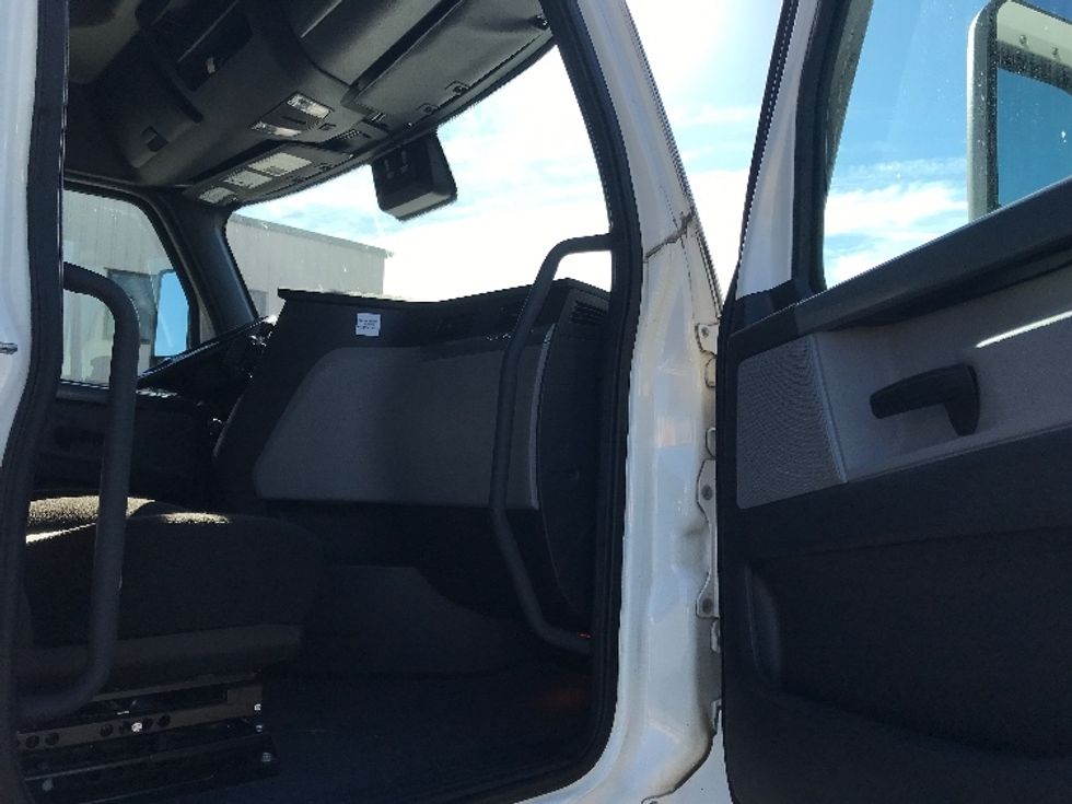 Sleeper Tractor-Heavy Duty Tractors-Freightliner-2021-T12664ST-Fort Wayne-IN-509,184\n\t\tmiles-$ 62,750 - Image 13