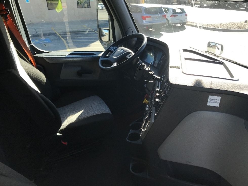 Sleeper Tractor-Heavy Duty Tractors-Freightliner-2021-T12664ST-Fort Wayne-IN-509,184\n\t\tmiles-$ 62,750 - Image 15