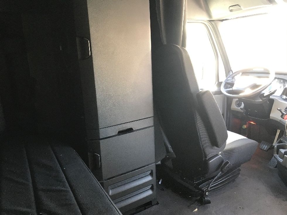 Sleeper Tractor-Heavy Duty Tractors-Freightliner-2021-T12664ST-Fort Wayne-IN-509,184\n\t\tmiles-$ 62,750 - Image 18