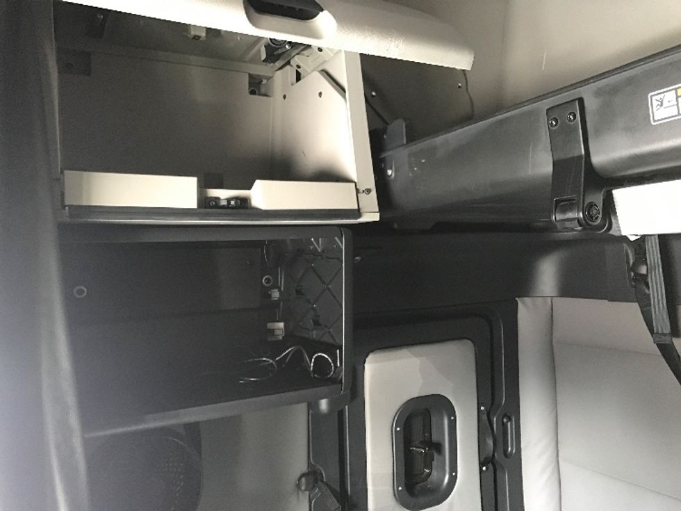 Sleeper Tractor-Heavy Duty Tractors-Freightliner-2021-T12664ST-Fort Wayne-IN-509,184\n\t\tmiles-$ 62,750 - Image 19