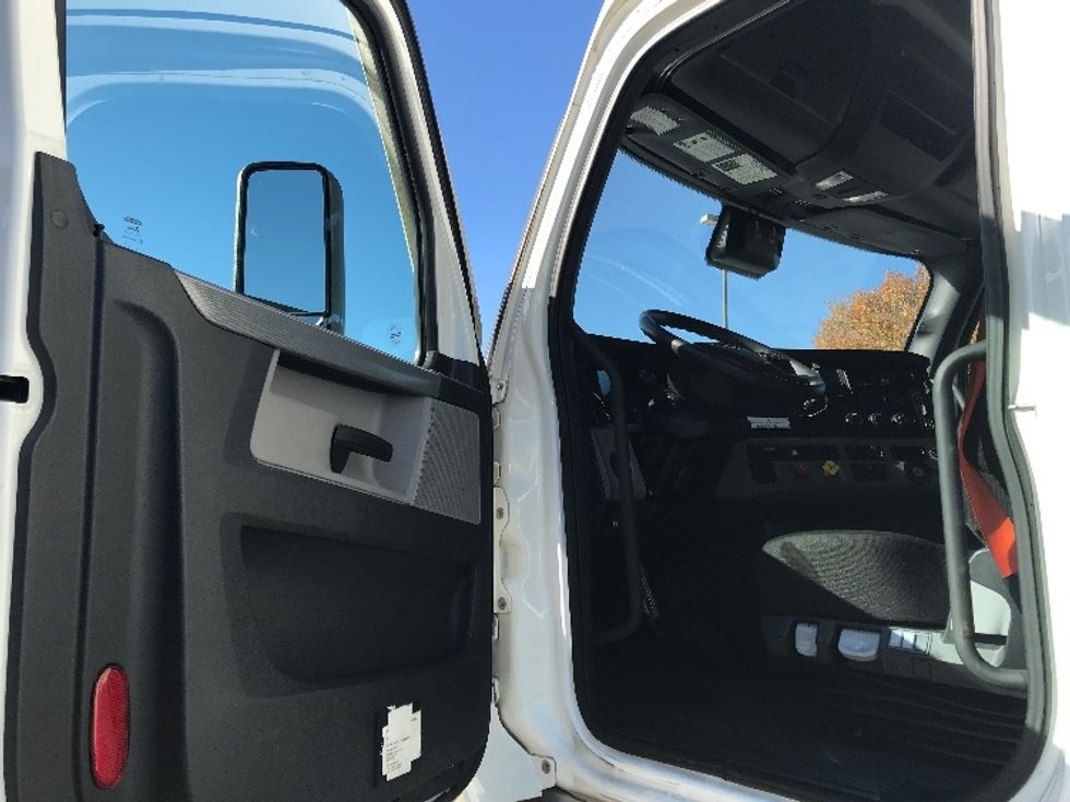 Sleeper Tractor-Heavy Duty Tractors-Freightliner-2021-T12664ST-Fort Wayne-IN-509,184\n\t\tmiles-$ 62,750 - Image 9