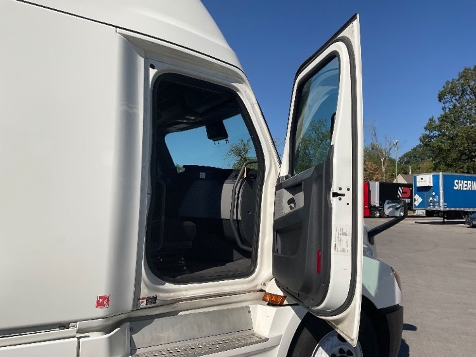 Sleeper Tractor-Heavy Duty Tractors-Freightliner-2021-T12664ST-Fort Wayne-IN-518,556\n\t\tmiles-$ 61,500 - Image 13