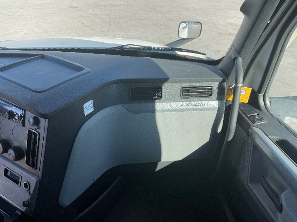 Sleeper Tractor-Heavy Duty Tractors-Freightliner-2021-T12664ST-Fort Wayne-IN-518,556\n\t\tmiles-$ 61,500 - Image 14