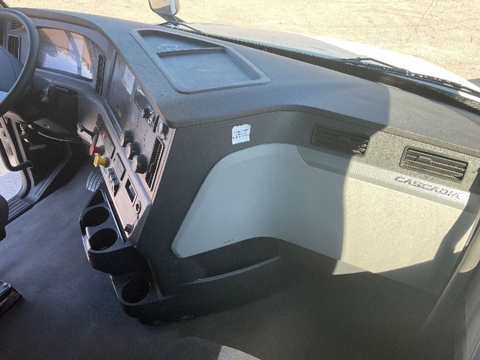 Sleeper Tractor-Heavy Duty Tractors-Freightliner-2021-T12664ST-Fort Wayne-IN-518,556\n\t\tmiles-$ 61,500 - Image 15