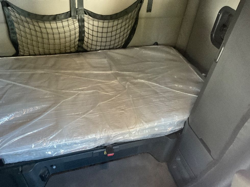 Sleeper Tractor-Heavy Duty Tractors-Freightliner-2021-T12664ST-Fort Wayne-IN-518,556\n\t\tmiles-$ 61,500 - Image 17