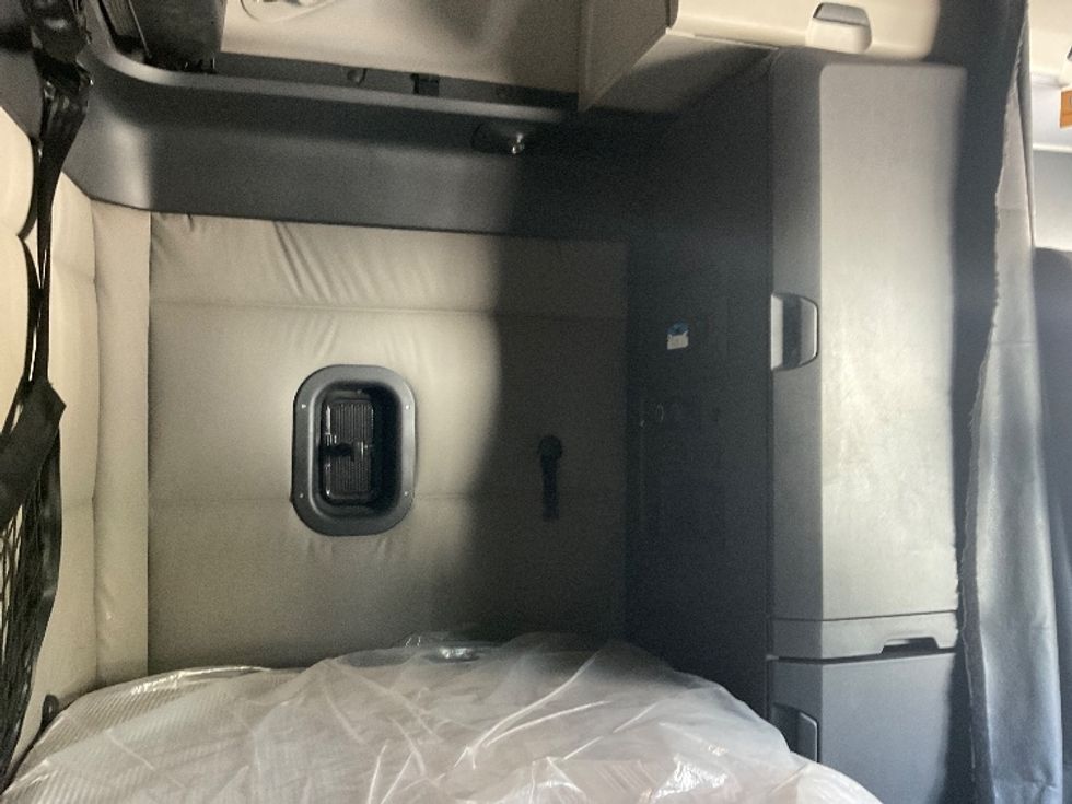 Sleeper Tractor-Heavy Duty Tractors-Freightliner-2021-T12664ST-Fort Wayne-IN-518,556\n\t\tmiles-$ 61,500 - Image 18