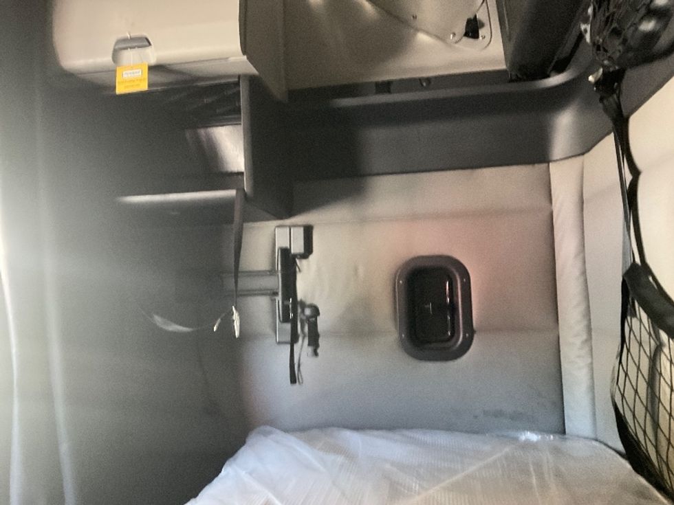 Sleeper Tractor-Heavy Duty Tractors-Freightliner-2021-T12664ST-Fort Wayne-IN-518,556\n\t\tmiles-$ 61,500 - Image 19