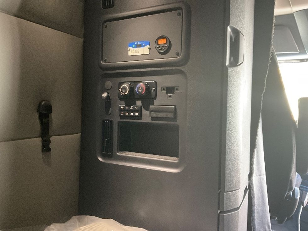 Sleeper Tractor-Heavy Duty Tractors-Freightliner-2021-T12664ST-Fort Wayne-IN-518,556\n\t\tmiles-$ 61,500 - Image 22