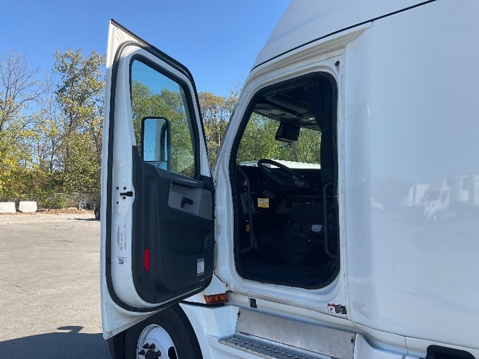 Sleeper Tractor-Heavy Duty Tractors-Freightliner-2021-T12664ST-Fort Wayne-IN-518,556\n\t\tmiles-$ 61,500 - Image 9