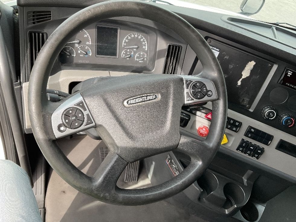 Sleeper Tractor-Heavy Duty Tractors-Freightliner-2021-T12664ST-Fort Wayne-IN-521,737\n\t\tmiles-$ 61,000 - Image 11