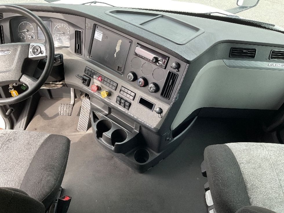 Sleeper Tractor-Heavy Duty Tractors-Freightliner-2021-T12664ST-Fort Wayne-IN-521,737\n\t\tmiles-$ 61,000 - Image 12